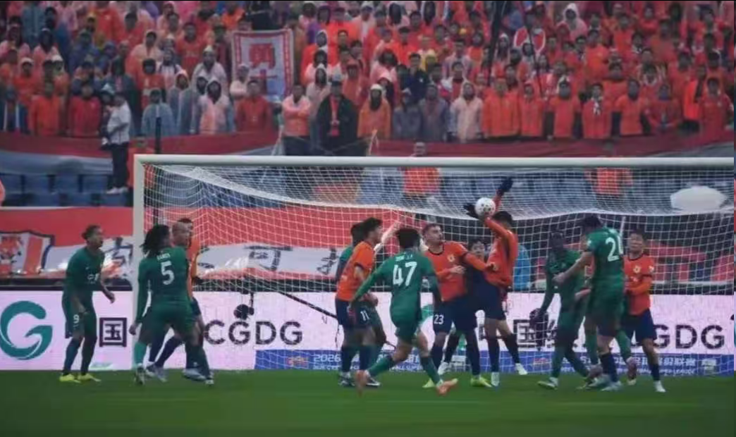 云开体育官网入口-京鲁大战漏判点球？多位媒体人：主裁没看见能理解 VAR也不介入