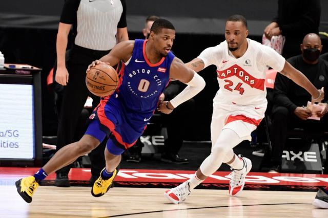 云开体育官网-加盟活塞重获新生！小史密斯斩获生涯第三次三双